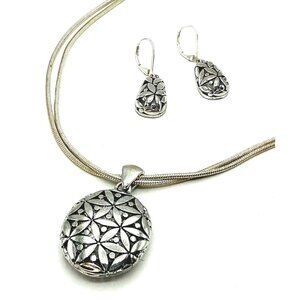 Silver Tone Necklace and Earring Set With Floral Pattern Pendant and Leverback D